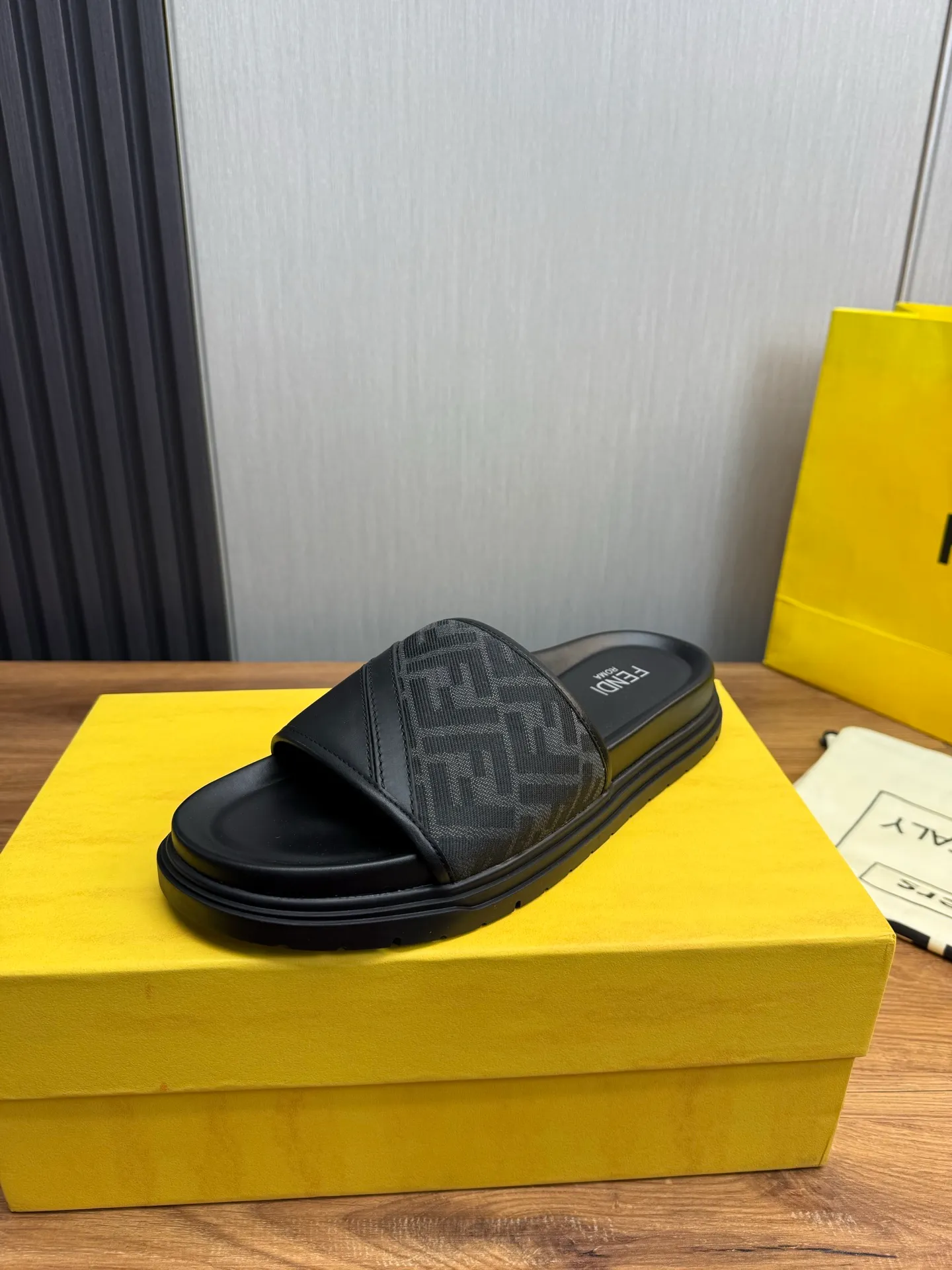 Men's shoes 💰400💰 Fendi men's slippers, made one to one on the FENDI official website, sizes 38-45 45 46 🉑️Customized!